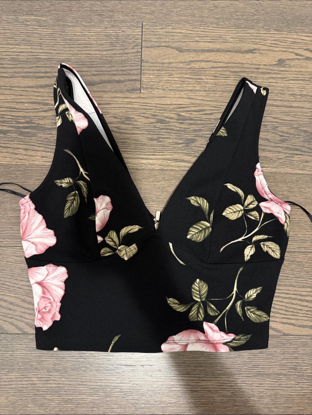 Dynamite Women’s Floral V-Neck Crop Top in Black and Pink